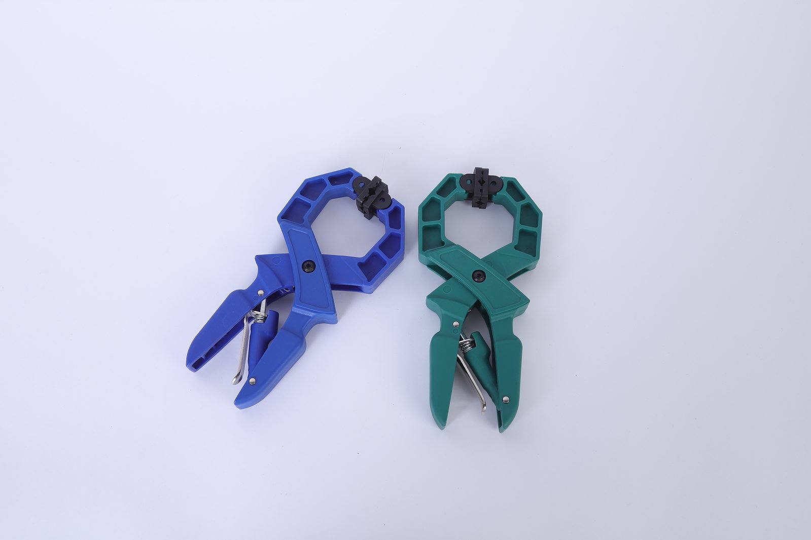 A blue and a green Wildleg ratchet A-clamp side by side on a white background.
